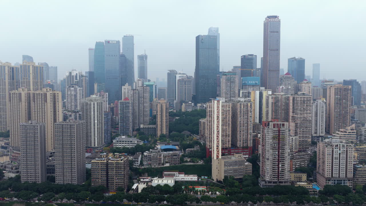 Edifícios altos no distrito de Yuzhong, centro de Chongqing, China. - tomada aérea