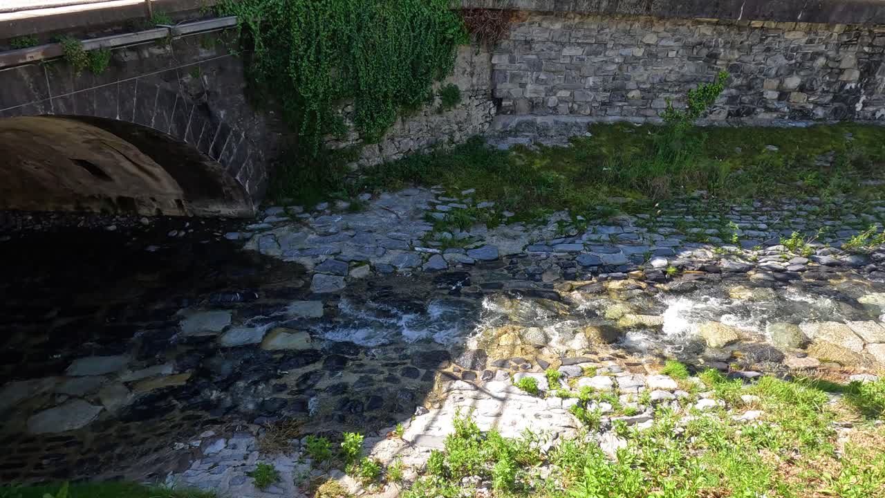 바렌나에 있는 다리 에서 흐르는 하천