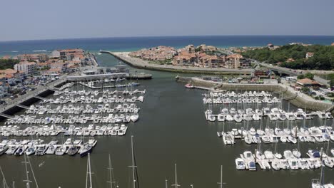 Drohnenaufnahmen-Der-Französischen-Hafenstadt-Capbreton-In-Der-Region-Aquitanien-Im-Süden-Frankreichs