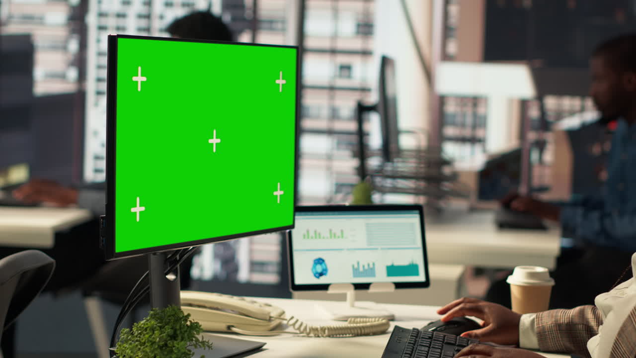 spazio di lavoro in ufficio con monitor a schermo verde