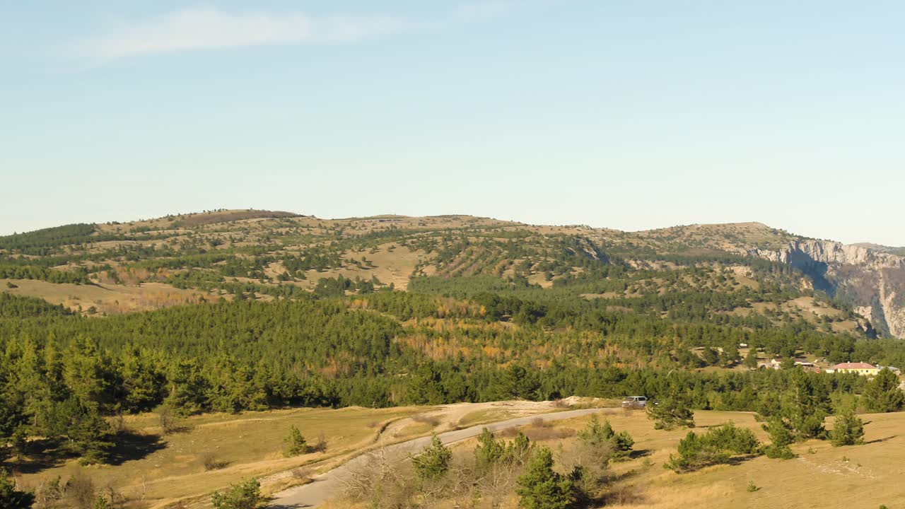 paisaje montañoso con carreteras y bosques