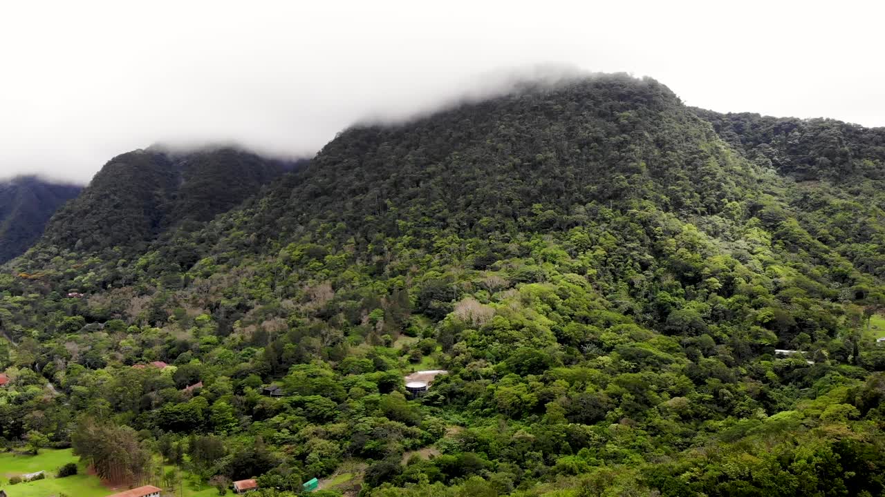 paredes de volcanes extintos en el valle de anton panamá central cubiertas de vegetación, muñeca aérea en tiro