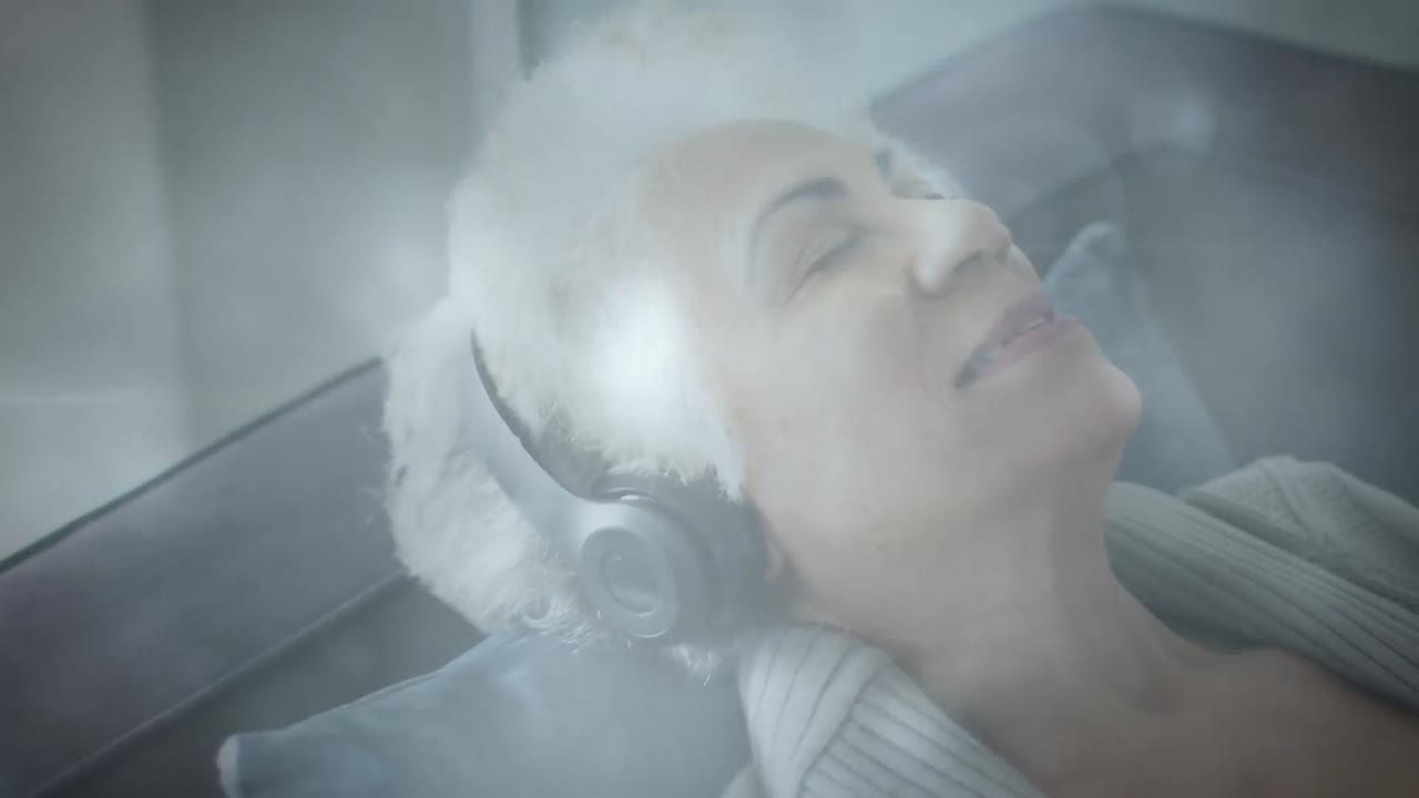 Animazione di luce brillante su donna anziana felice che ascolta musica con le cuffie