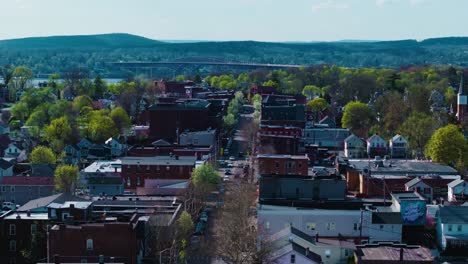 Dies-Ist-Eine-Mavic-3-Pro-Drohne,-Die-Mit-Dem-70-mm-Objektiv-Von-Beacon,-Der-Hauptstraße-Von-New-York,-Mit-Der-Newburgh-Beacon-Brücke-Im-Hintergrund-Aufgenommen-Wurde