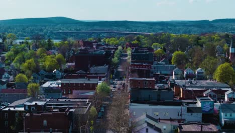 esta es una toma de drone mavic 3 pro usando la lente de 70 mm de beacon, la calle principal de nueva york con el puente newburgh-beacon en el fondo
