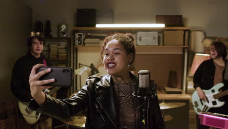 grupo musical en un estudio