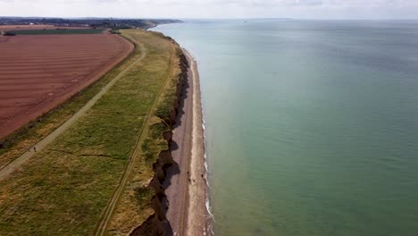 Un-Tramo-De-La-Costa-De-Kent-Entre-Reculver-Y-Herne-Bay-Por-Un-Dron-Que-Muestra-La-Erosión-De-La-Costa