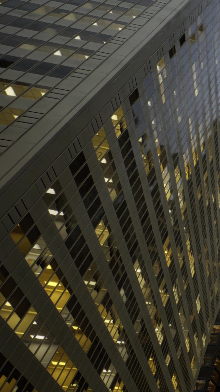 Reflexos cativantes da arquitetura urbana ao crepúsculo em uma cidade movimentada