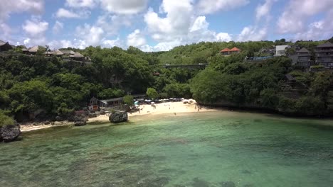 Atemberaubender-Padang-Padang-Strand,-Orbitale-Luftaufnahme-Des-Strandes