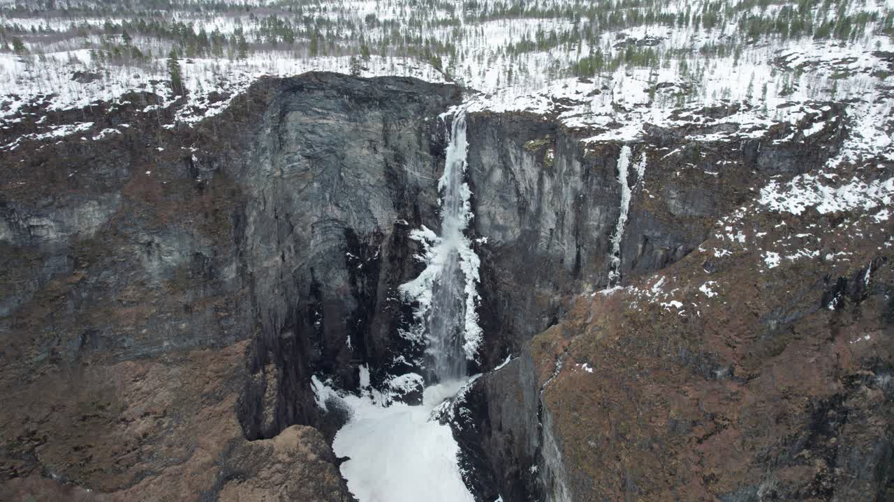 la fusión de la cascada de vetisfossen en noruega a principios de la primavera