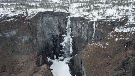 Derritiendo-La-Cascada-Vetisfossen-En-Noruega-A-Principios-De-La-Primavera