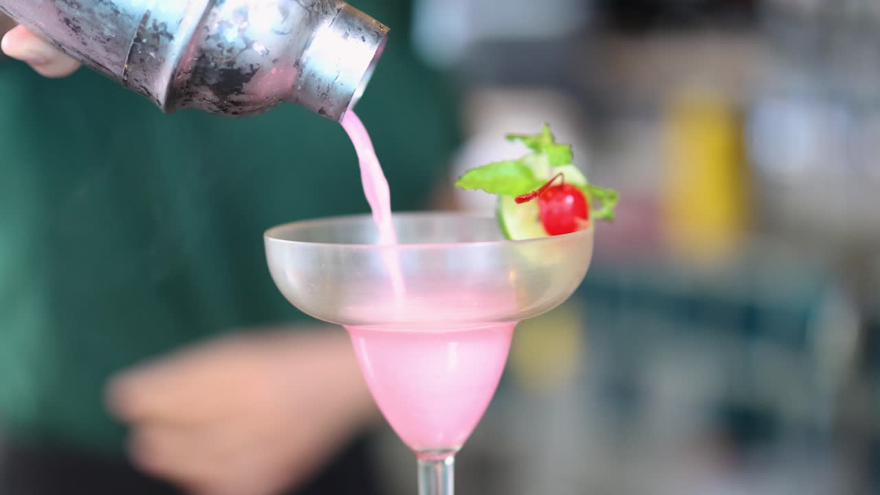 Cocktail rosa in preparazione
