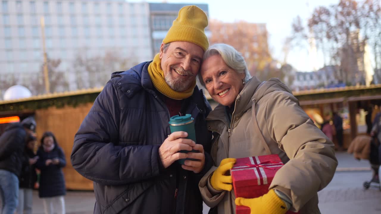 Coppia matura che si gode il mercatino di Natale