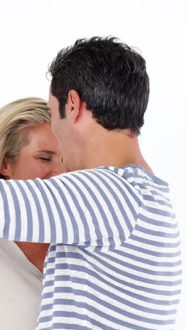 una pareja madura bailando contra un fondo blanco.