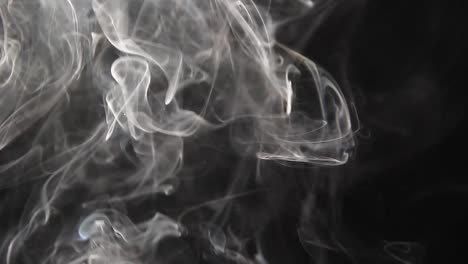 rizos de humo contra un fondo negro 1