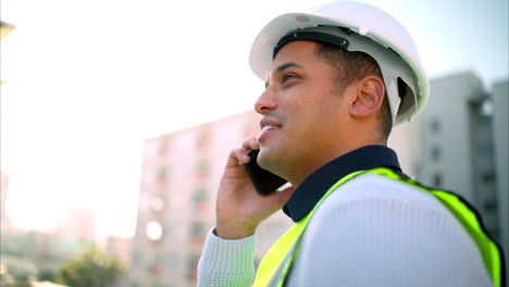 trabajador de logística hablando por teléfono