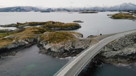 Luftaufnahme-Des-Autos,-Das-Die-Atlantikstraße-In-Norwegen-Hinunterfährt