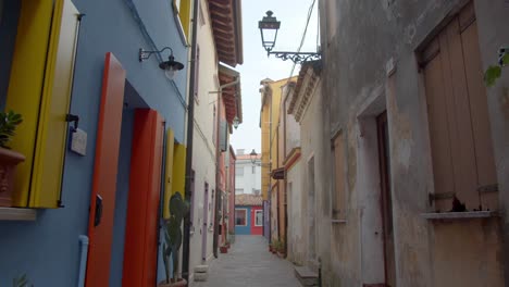 casas tradicionales coloridas en la ciudad costera de caorle en el veneto, noreste de italia