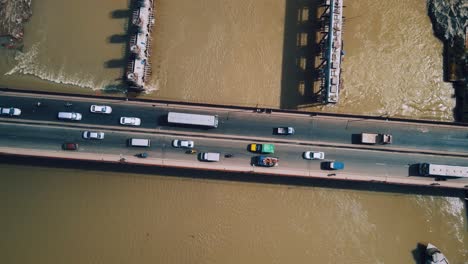 Vista-Aérea-De-Los-Vehículos-Que-Pasan-Por-Un-Puente