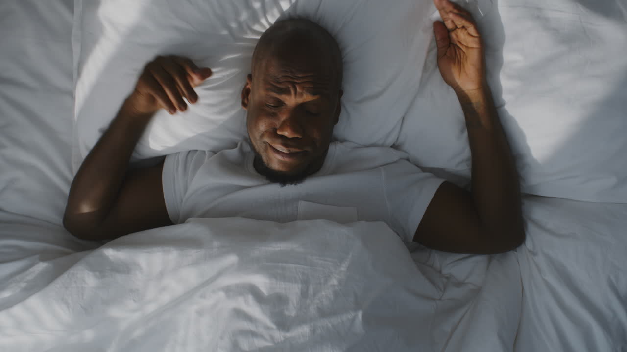 hombre durmiendo en la cama