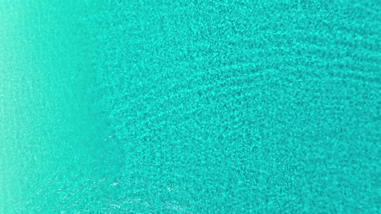 vista aérea sobre las aguas turquesas poco profundas de cancun, méxico - cenital, disparo de drones