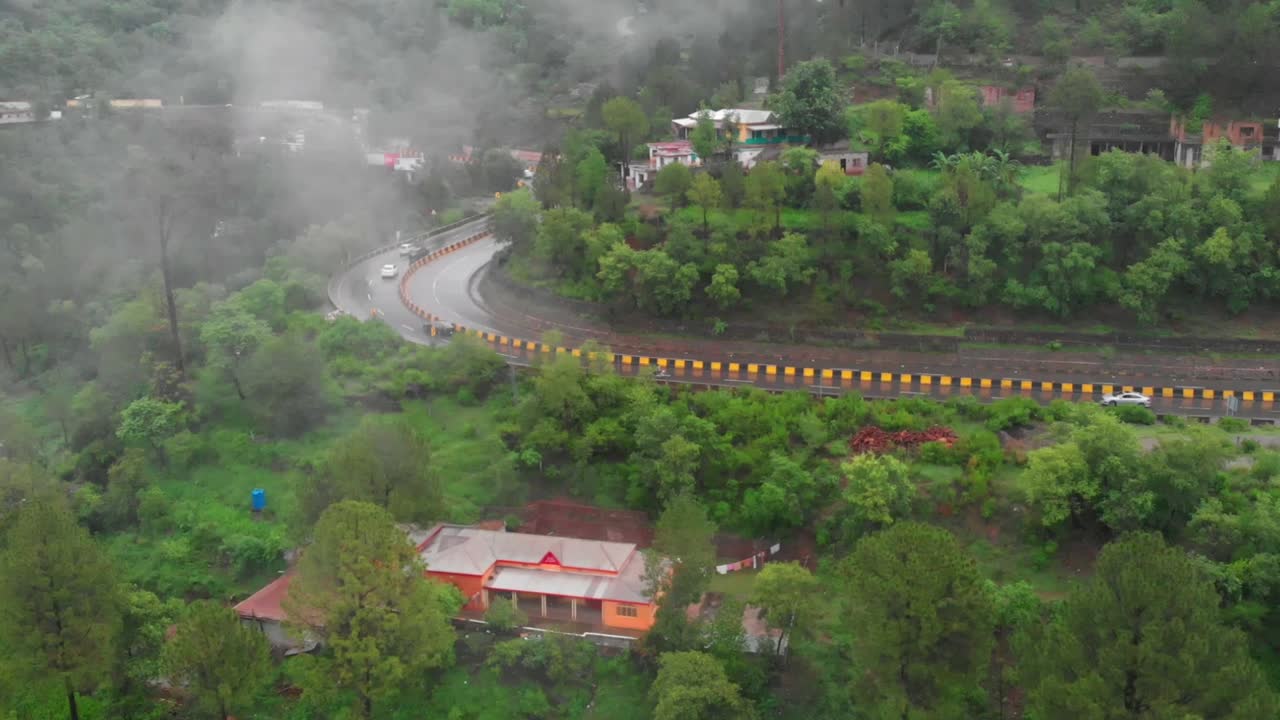 drone volando hacia adelante hacia la autopista e75 de cuatro carriles en un día brumoso