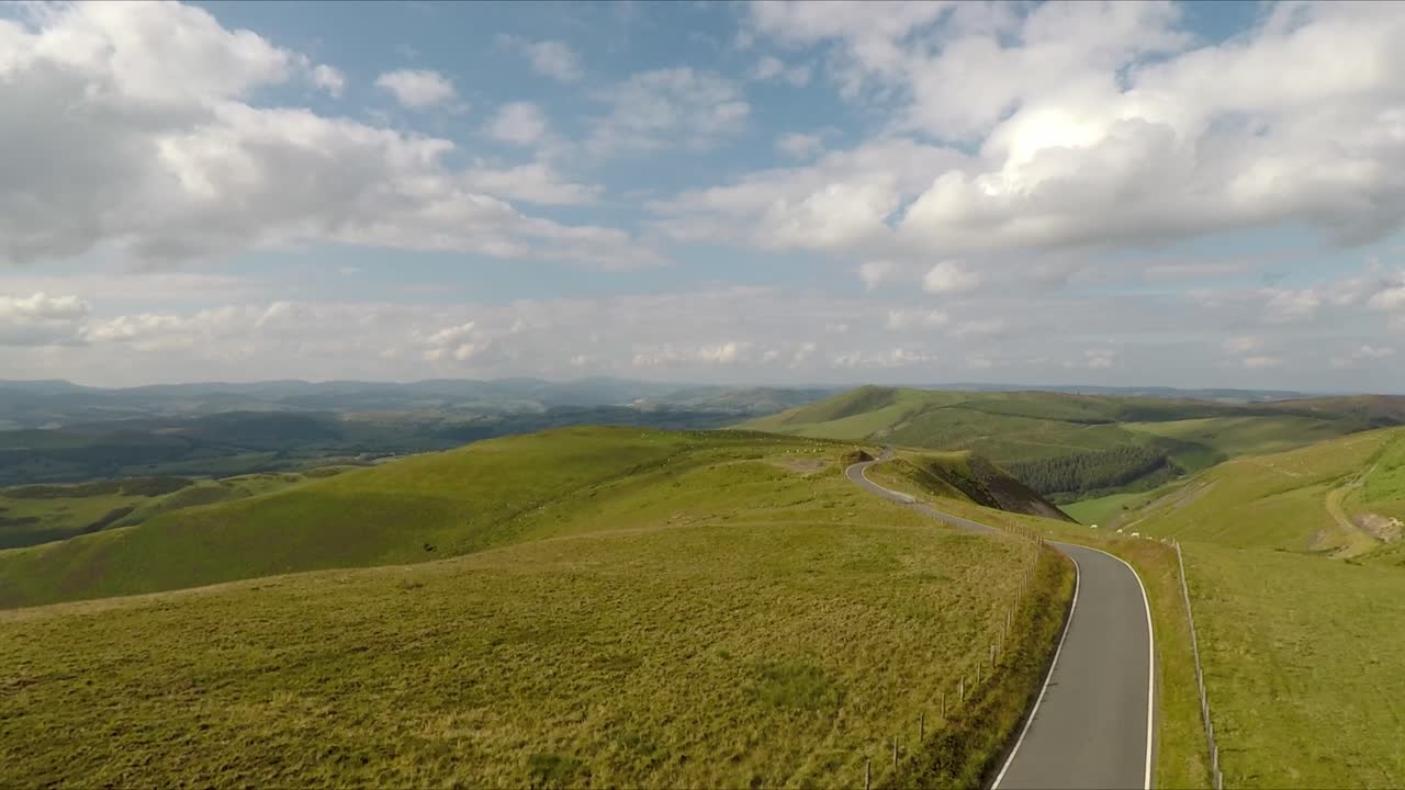 Galler'deki Cadair Seyir Noktası, ileri doğru hareket eden drone videosu ile