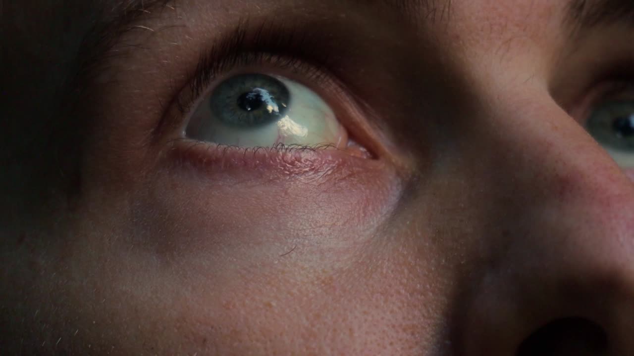 primer plano de un hombre adulto joven mirando a su alrededor