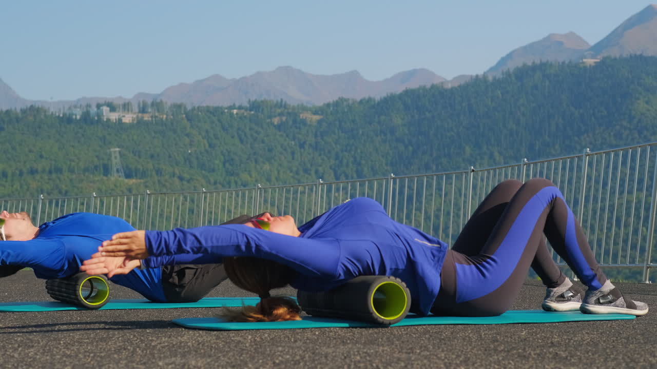 entrenamiento al aire libre con vistas a las montañas