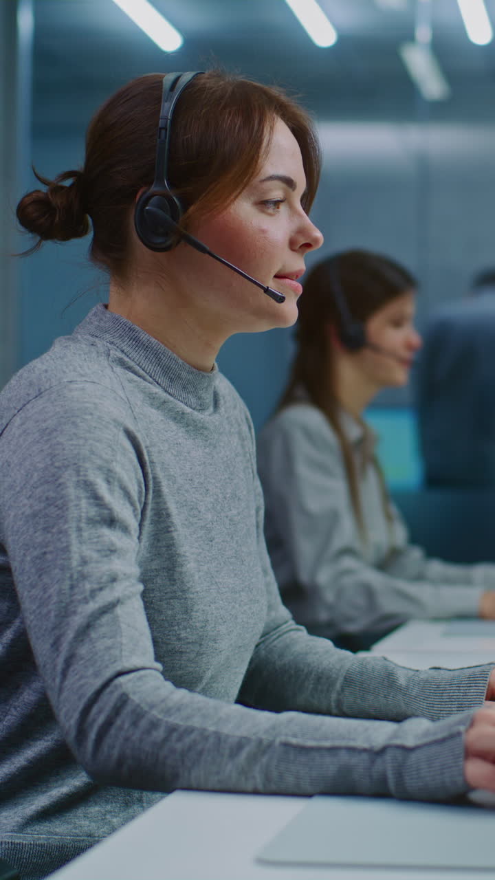 representantes de servicio al cliente en un centro de llamadas