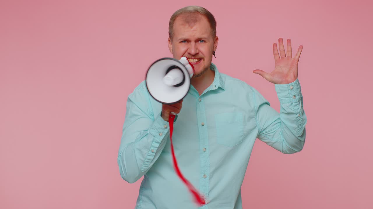 hombre barbudo sonriente hablando con megáfono proclamando noticias en voz alta anunciando anuncios de venta