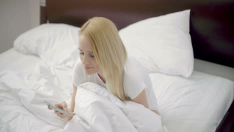 Mujer-Preocupada-En-Su-Cama-Hablando-Por-Teléfono