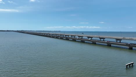 Drohne-Baut-Schub-In-Aufnahme-Der-Ted-Smout-Memorial-Bridge-Auf,-Seitenansicht-Der-Brückenkonstruktion-Mit-Redcliffe-Im-Hintergrund