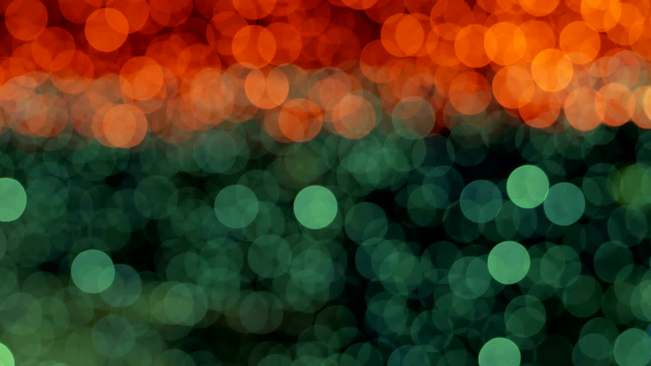 el fondo abstracto de la noche está desfocado con un bonito bokeh. luces de navidad borrosas bokeh. panorámica a través del borrón.