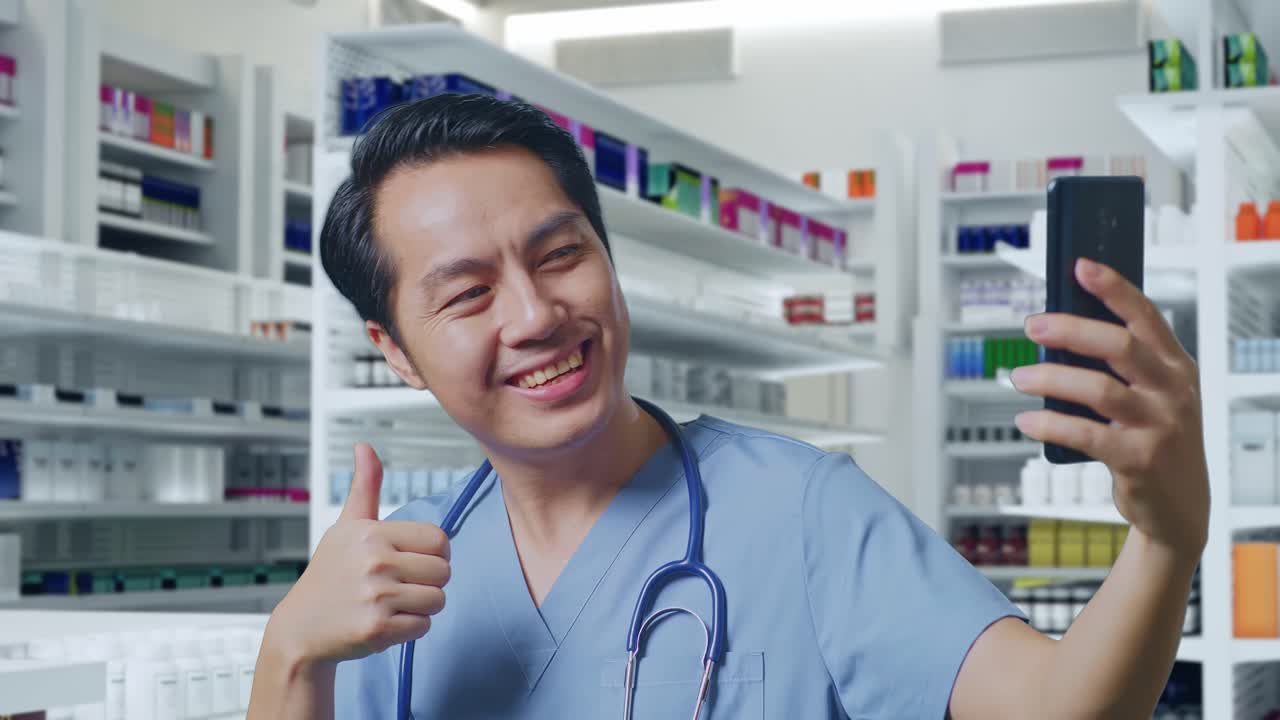 약국에 서 있는 동안 스마트폰에서 스테토스코프 셀피를 가진 아시아 남성 의사의 클로즈업