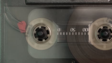cinta de cassette de audio enrollable real, reproducción o grabación desde el principio, macro de primer plano