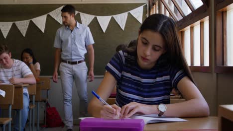 adolescentes en un aula de escuela