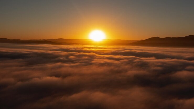 Hermoso time lapse capturando los colores del amanecer sobre nubes suaves y esponjosas en el cielo.
