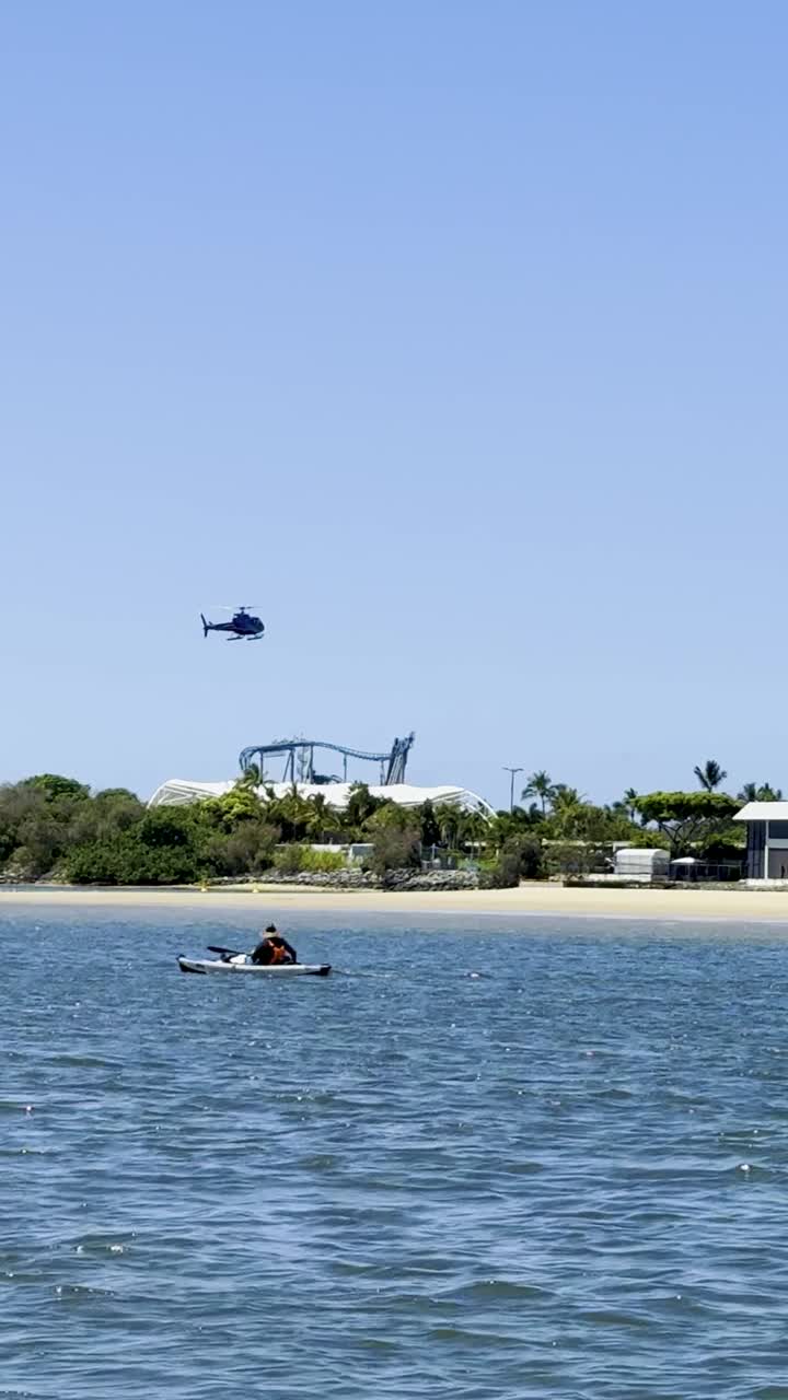 헬리터가 다가와 마리나 근처에 착륙합니다.
