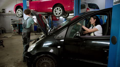 mujeres trabajando en un garaje