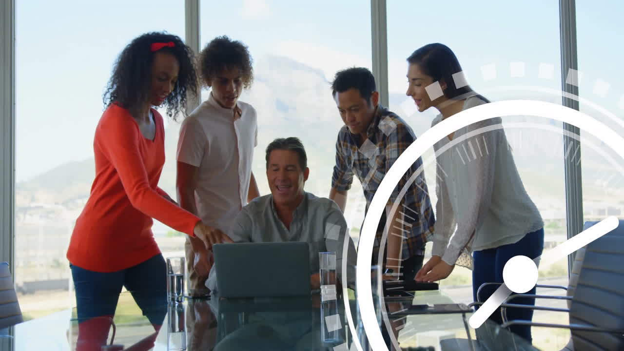 animação de relógio sobre diversas equipes de negócios colaborando em torno de laptop no escritório