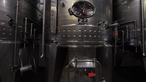 tanques de acero inoxidable en la bodega