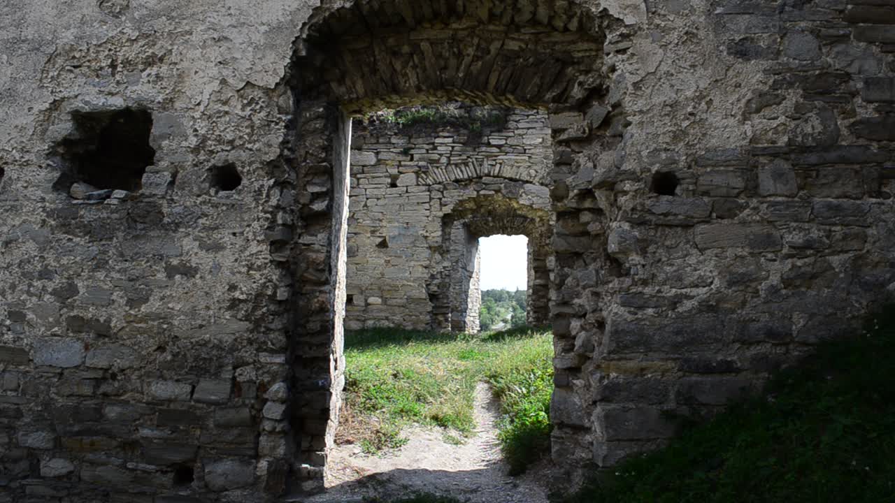 Portali in fortezza. Antico castello nel villaggio di Scala Podolsk, Ucraina