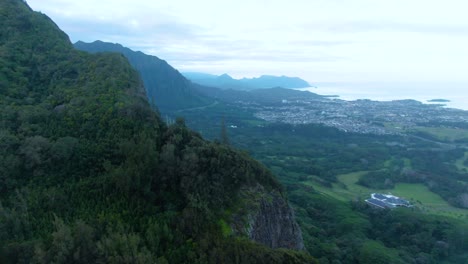 Vista-De-Kaneohe,-Nuuanu-Pali-En-Primer-Plano,-Hawaii,-EE.UU.