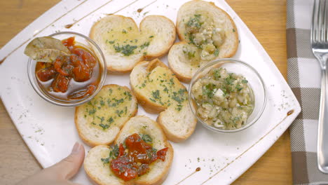 tostadas de pan con pimientos encurtidos y berenjena, mediterránea