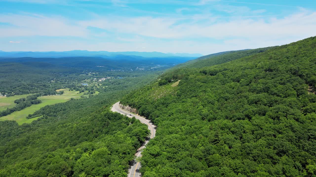 애팔래치아 산맥의 경치 좋은 산간 고속도로의 공중 드론 영상