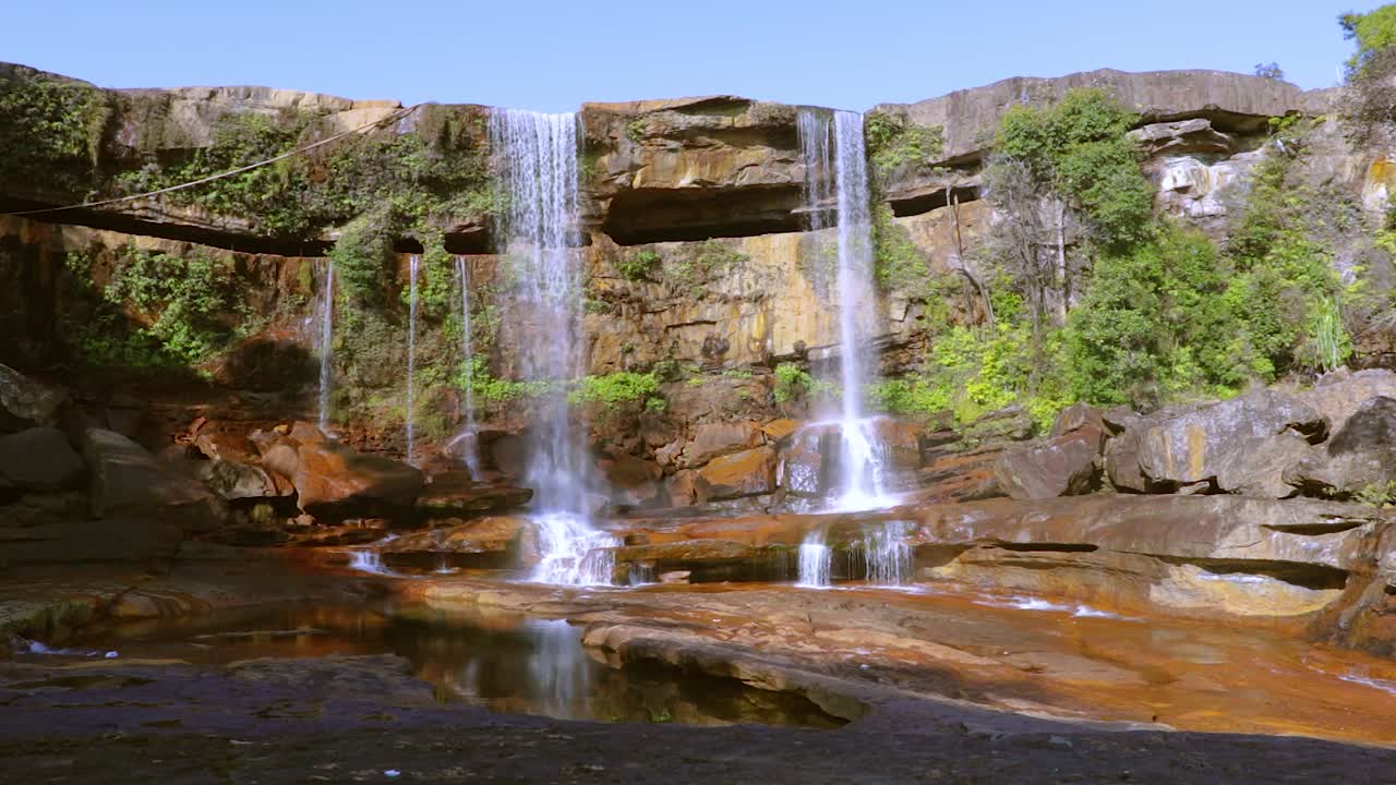cascada natural prístina que cae desde la cima de la montaña en los bosques en el día desde diferentes ángulos video tomado en phe phe fall meghalaya india