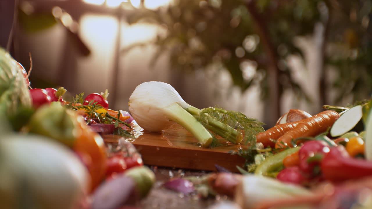 verduras recién cortadas en una tabla de madera