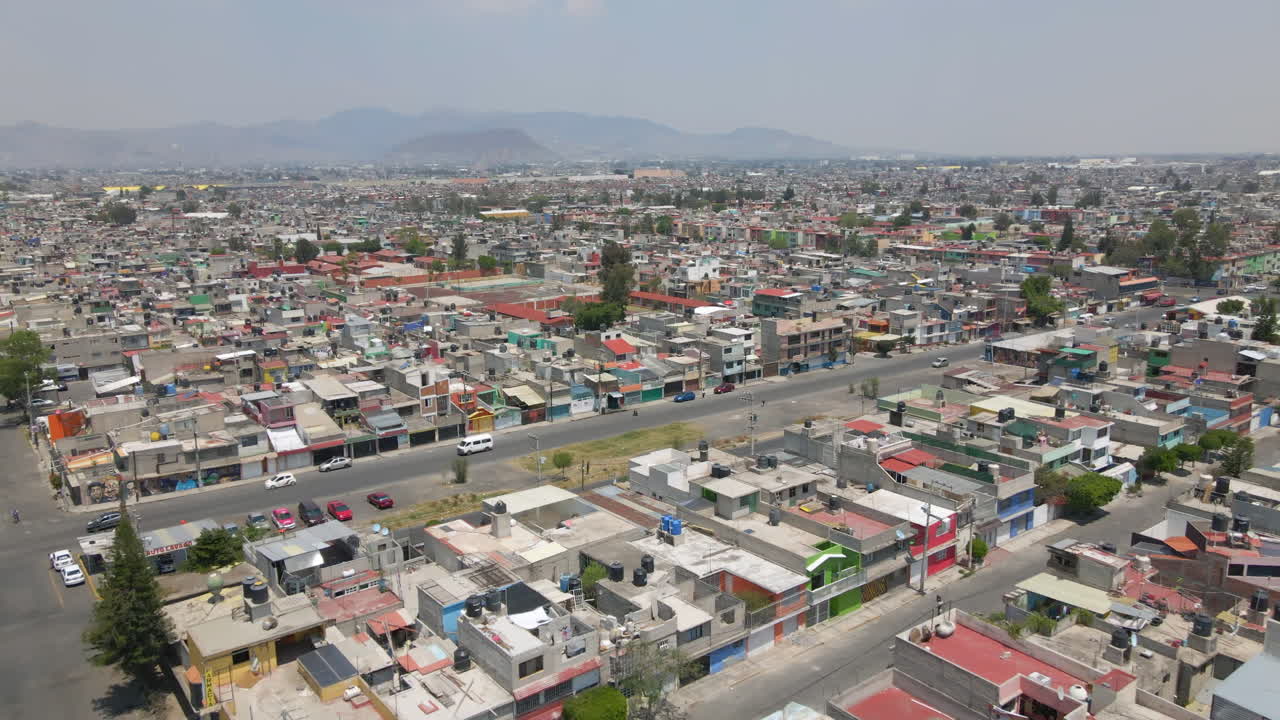 vista aérea de pájaros panorama del vecindario de ecatepec con casas residenciales y coches conduciendo por las carreteras