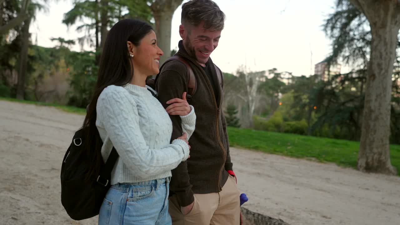 Pareja feliz paseando a su perro en un parque